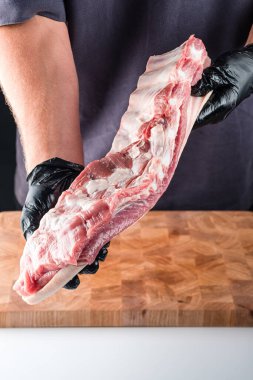 Bir kasapta çiğ domuz kaburgası, domuz göbeği taze domuz eti kasabı domuz pastırması.