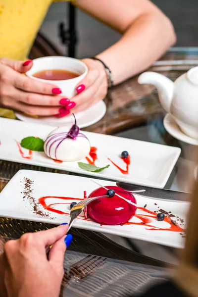 Дві Жінки Подруги Їдять Тістечка Ють Чай Кафе Сніжний Десерт — стокове фото