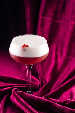 köpüklü kırmızı kokteyl klasik yonca kulübü, Clover Club Kokteyl Cin, ahududu şurubu, yumurta beyazı ve şeker şurubu.