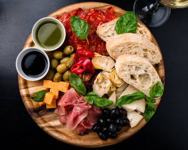 Antipasto servis tabağı, arka planda salam ve peynir. Akdeniz antipasto tabağı. Geleneksel İtalyan Antipasto tabağı