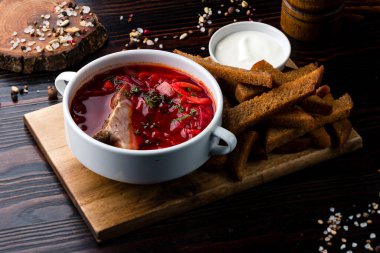 Domuz kaburgalı pancar çorbası, domuz kaburgalı kırmızı borş çorbası. Lezzetli yemekli şölen masası..