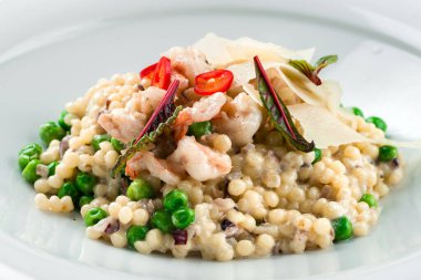 Beyaz tabakta karidesli İtalyan pilavı, karidesli risotto.