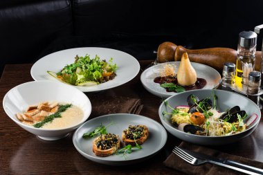 Yemek seti, İtalyan restoranında masa, kızarmış tavuklu İtalyan pilavı, koyu ahşap masada atıştırmalıklar. İtalyan yemek masası, üst manzara.