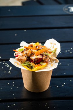 Domuz eti ve sebzeli ramen, paket servis için Wok, baharatlı erişte, fast food servis servisi için Wok. Çin yemeği siparişi.