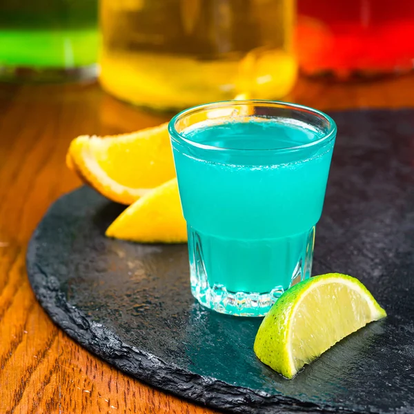 Blå Curacao Sköt Cocktail Närbild Ett Blått Skott Maneter Sköt — Stockfoto