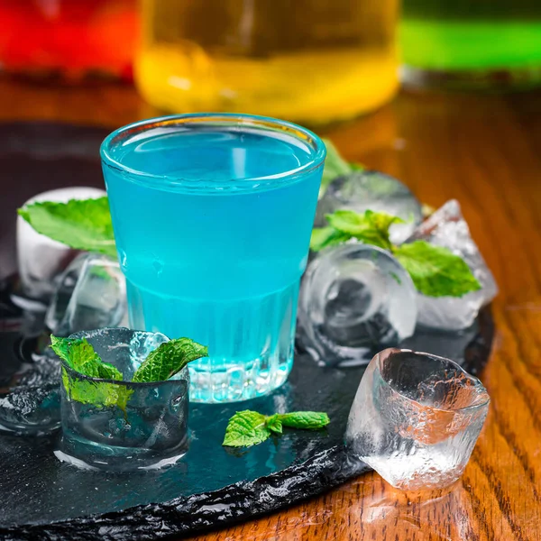 Blå Curacao Sköt Cocktail Närbild Blått Skott Maneter Sköt Cocktail — Stockfoto