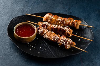 Yakitori Japon usulü ızgara chiken, yakitori tavuğunu yakın çekim.