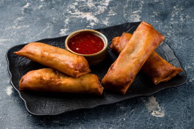 Kızarmış Çin böreği, Asya yemeği sebzeli kızarmış börek. Kızarmış börek ve sebze. Kızarmış Çin Geleneksel Bahar Yemeği