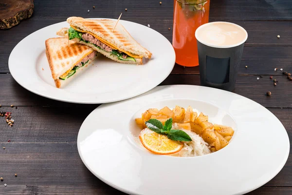 Smörgåsar Och Ris Gröt Frukost Bordet Friska Frukost Kaffe Rostat — Stockfoto