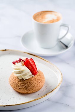 Tatlı kek shu ve kahve, Shu kremalı Japon kremalı puf ve sıcak kahve. Tatlıların tadını çıkar..