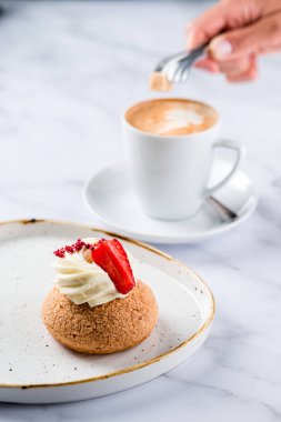 Tatlı kek shu ve kahve, Shu kremalı Japon kremalı puf ve sıcak kahve. Tatlıların tadını çıkar..