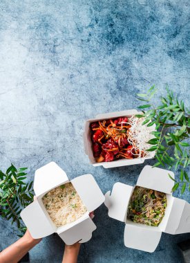 Çin eriştesi seti kağıt yemek kapları üst görünümde çeşitli Çin yemekleri paket servis kutusunda, düz yerde. Sağlıklı yemek servisi.