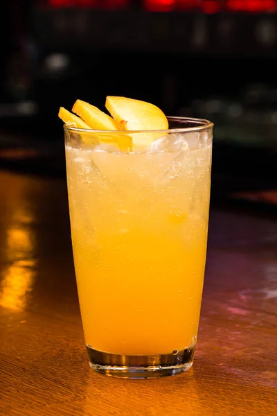 Perzik Ijsthee Limonade Met Perzik Perzik Cocktail Aan Bar Houten — Stockfoto