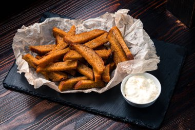 Baharatlı çavdar ekmeği çubukları. Kuru ekmek parçaları. Çavdar ekmeği, kızarmış ekmek, bira aperatif, sarımsaklı çavdar ekmeği.