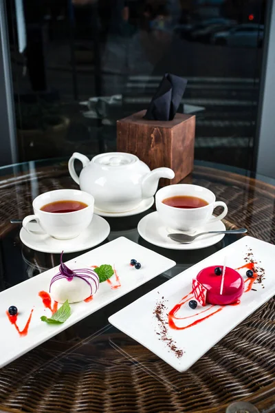 Kremalı pasta, Fransız tatlısı, çay, iki küçük top şeklinde kek, köpük kubbesi çay bardağında servis edilir.