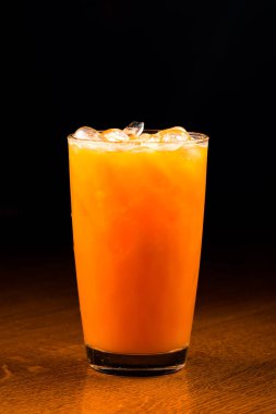 Votka ve portakal suyu ile taze kokteyl, arka planda buzlu portakal kokteyli.