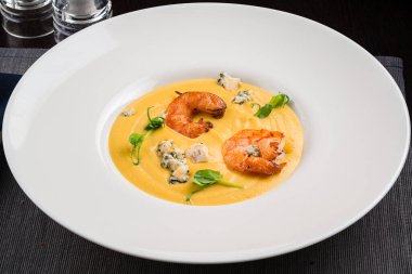 Karidesli sarı kremalı çorba. Sonbahar yemeği balkabağı çorbası ve karides. Yemekte servis edildi.