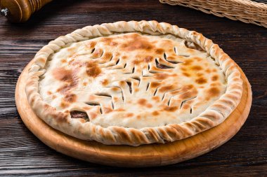 Ev yapımı lahana ve göğüs etli ossetian turtası.