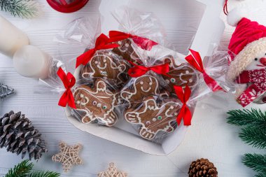 Noel zencefilli çörekler kutuda
