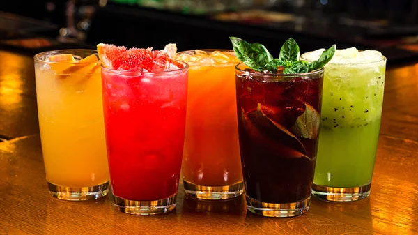 Kiraz, fesleğen, kivi, deniz dikenli, ahududu ve şeftalili limonata seti. Kırmızı, sarı, yeşil ve turuncu kokteyl.