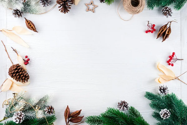 Bożonarodzeniowe tło z choinką i świecami z dekoracją na drewnianej desce. Latarnia bożonarodzeniowa — Zdjęcie stockowe
