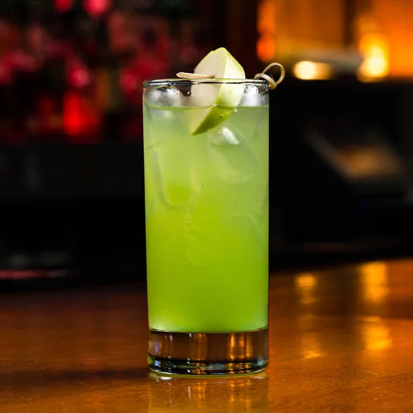 Grønn limonade med et eple i en mørk bar – stockfoto