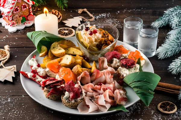 Stora Kött Tallrik Uppsättning Snacks För Jul Jul Antipasti Torr — Stockfoto