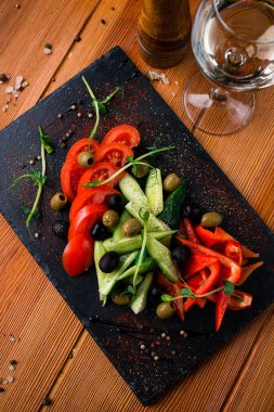 Taze sebze dilimleme domates, salatalık ve zeytinli biber, taze sebze.