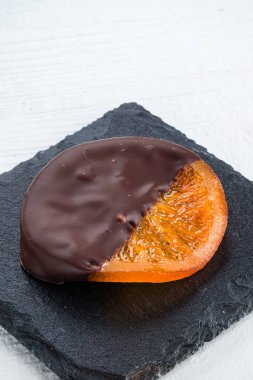 Kurutulmuş portakallı ve çikolatalı. Çikolatada şekerli portakal çocuklar ve yetişkinler için favori bir Noel ziyafetidir. Çikolataya batırılmış portakal şekeri.