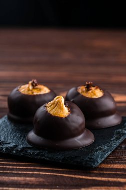 Lüks çikolatalı, kurutulmuş incirli, çikolatalı doğal tatlılar.