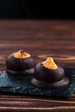 Lüks çikolatalı, kurutulmuş incirli, çikolatalı doğal tatlılar.