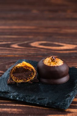 Lüks çikolatalı, kurutulmuş incirli, çikolatalı doğal tatlılar.