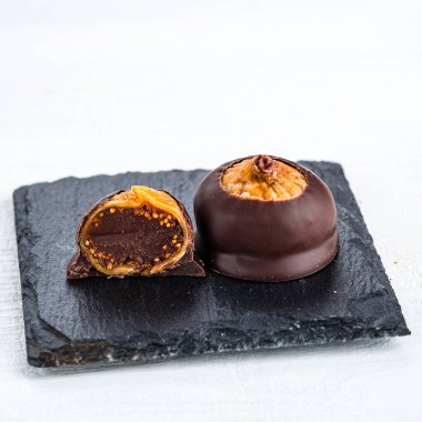 Lüks çikolatalı, kurutulmuş incirli ve çikolatalı. Beyaz arka planda doğal tatlılar.