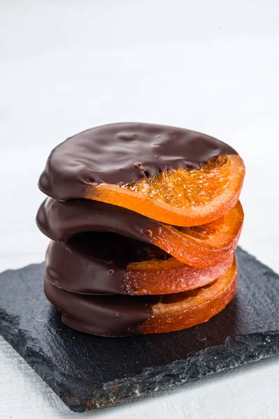 Kurutulmuş portakallı ve çikolatalı. Çikolatada şekerli portakal çocuklar ve yetişkinler için favori bir Noel ziyafetidir. Çikolataya batırılmış portakal şekeri.