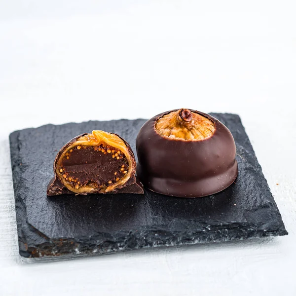 Lüks çikolatalı, kurutulmuş incirli ve çikolatalı. Beyaz arka planda doğal tatlılar.