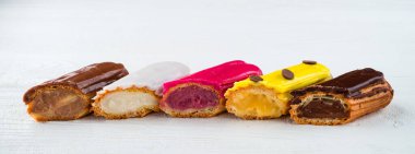 Renkli eklemler dekore edilmiş. Tatlı tatlı.