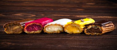 Renkli eklemler dekore edilmiş. Tatlı tatlı.