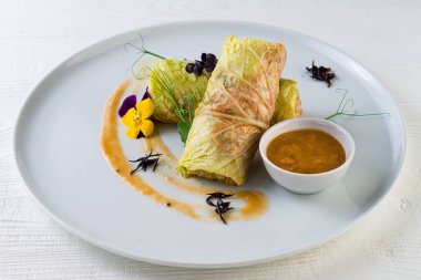 Et ve sebzelerle doldurulmuş lahana ruloları.