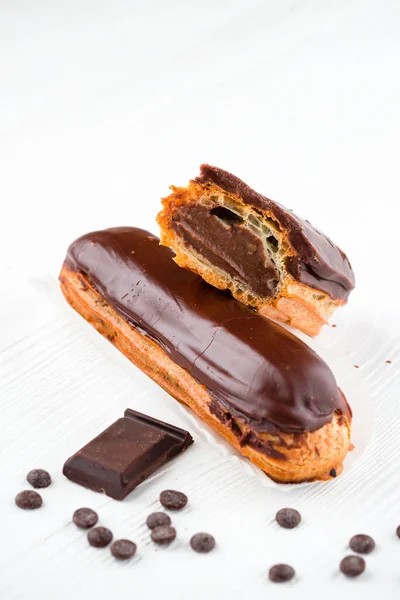 Chocolate eclair, Traditional french dessert eclair with custard and chocolate icing — стоковое фото