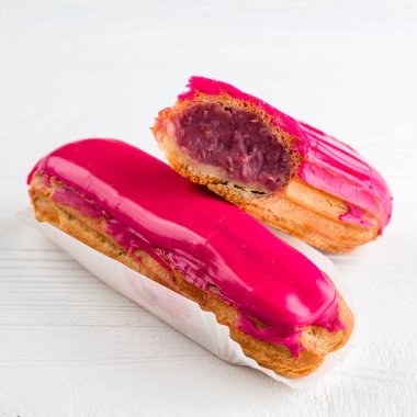 Pembe ahududu jöleli nefis ekler.