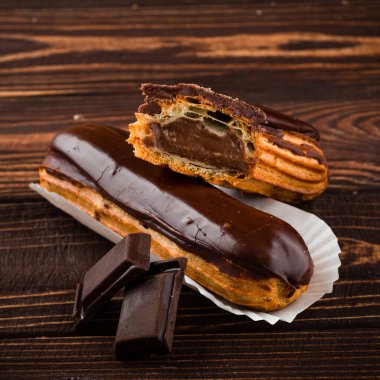 Geleneksel Fransız tatlıları kremalı ve çikolatalı tatlı ürünleri.