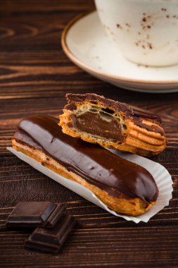 Geleneksel Fransız tatlıları kremalı ve çikolatalı tatlı ürünleri.