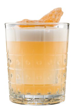 Beyaz arka planda izole edilmiş klasik kokteyl penisilin, Ginger ve Lemon ile Penisilin Whisky Cocktail..