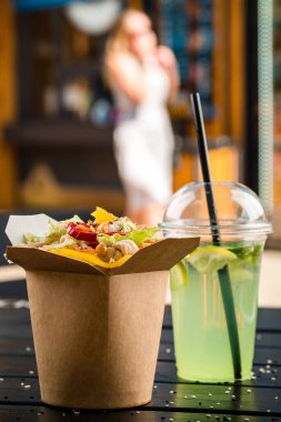 Karton bir kutuda tavuk ve sebzeli Çin eriştesi, Asya yemeği teslimatı, sokak yemeği kavramı, kraft kutusunda tava eriştesi.