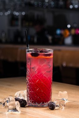 Blackberry kokteyli naneli, soğuk kırmızı limonata böğürtlenli ve buzlu. Böğürtlenli alkollü kokteyl