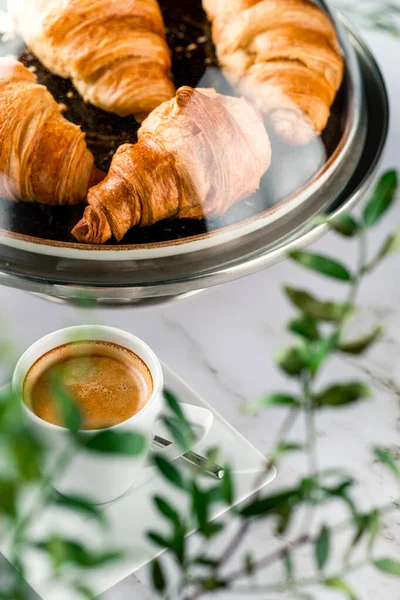 Franska Frukostcroissanter Och Kaffe Nybakade Croissanter Och Kaffekopp Marmorbord Frukost — Stockfoto