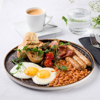 Yağda yumurta, sosis, pastırma ve tost, Amerikan kahvaltısı, jambon ve fasulye.