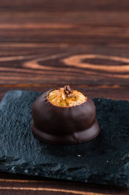 Lüks çikolatalı, kurutulmuş incirli, çikolatalı doğal tatlılar.