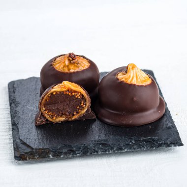 Lüks çikolatalı, kurutulmuş incirli ve çikolatalı. Beyaz arka planda doğal tatlılar.