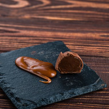 Tuzlu karamelli çikolatalar. Eritilmiş karamel şekeri ve tuzlu karamel sosu. Gurme tuzlu karamel mantarı.